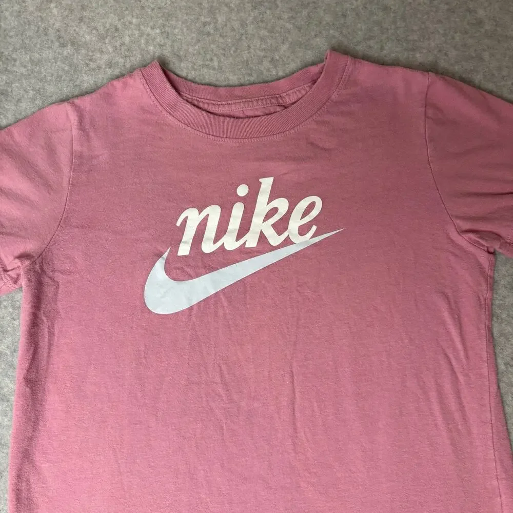 Nike YOUTH Sportswear Pink Graphic Logo T-Shirt - Size M